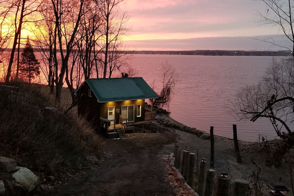 Waterfront cottages for rent for 4 people in Quebec #1