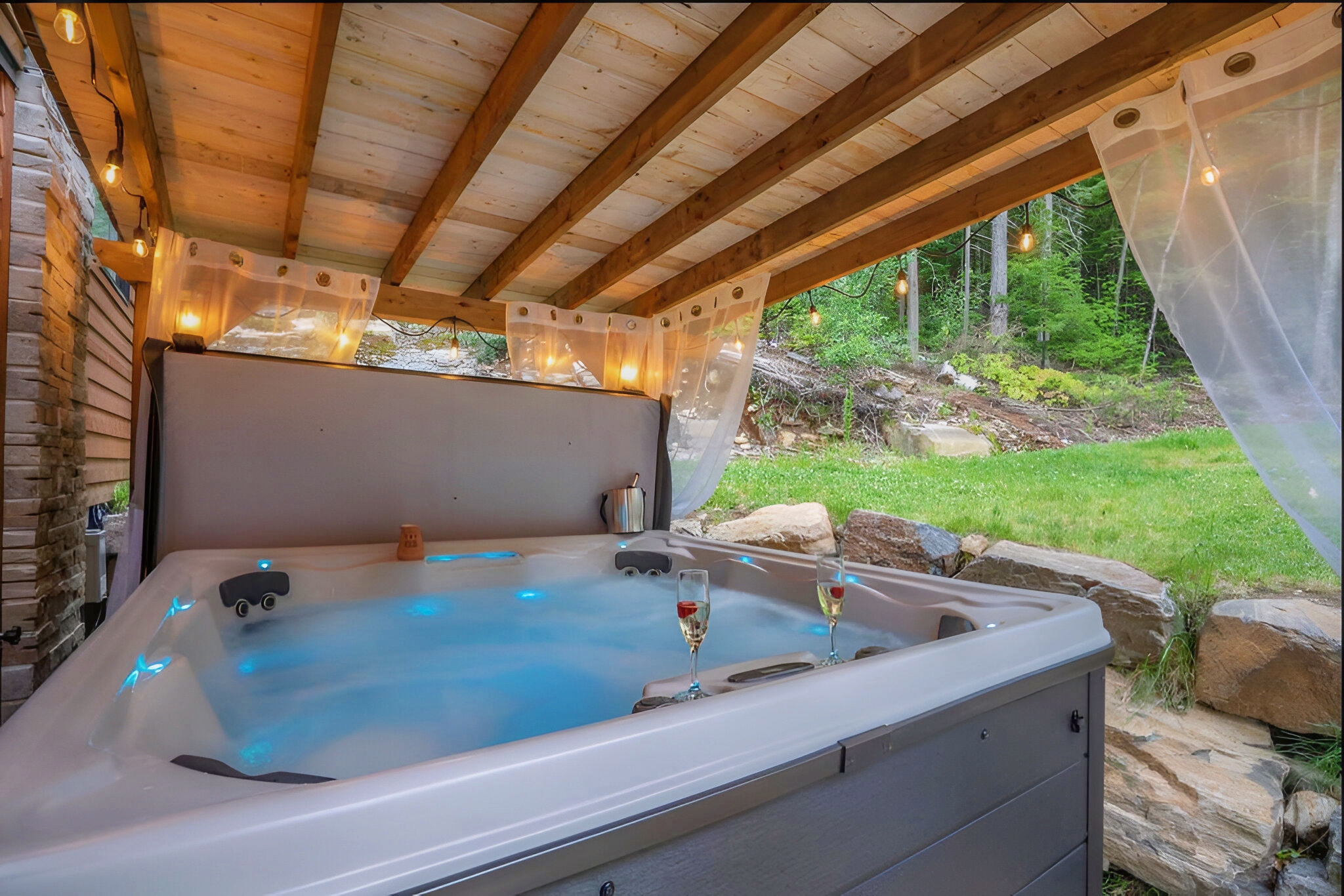 Leon on the Lake Nature, Spa & Sauna Chalet for rent in Sainte