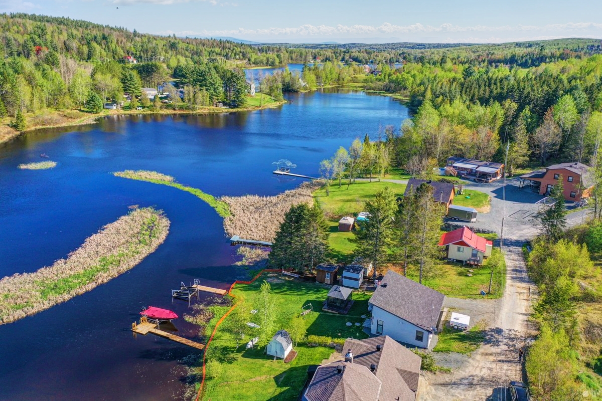 2 Frères sur le Lac Aylmer Chalet for rent in Disraeli , Québec