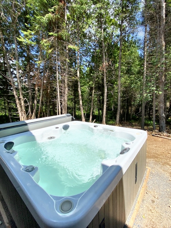 Voici la traduction **Chalet Lac SaintThomas, Home for rent in