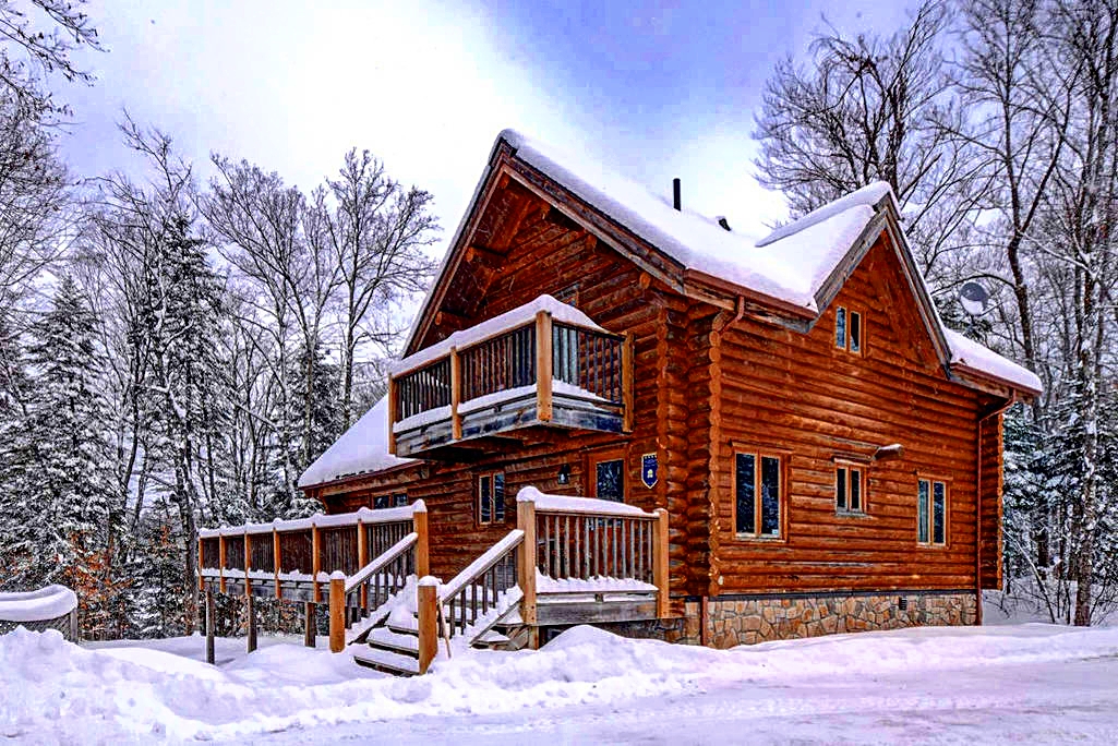 chalet à louer avec spa dans les laurentides au bord de l'eau