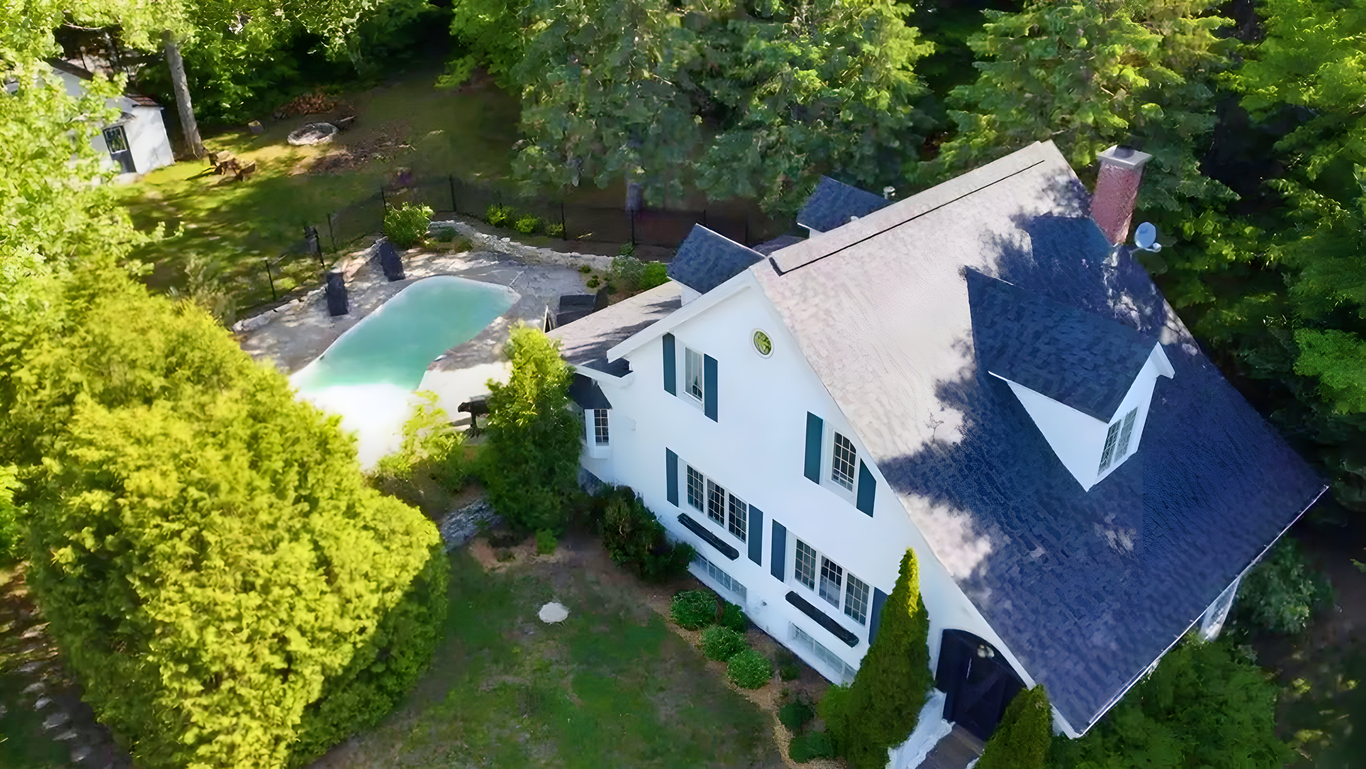 chalet à louer au bord de l'eau avec spa dans les laurentides des cormiers